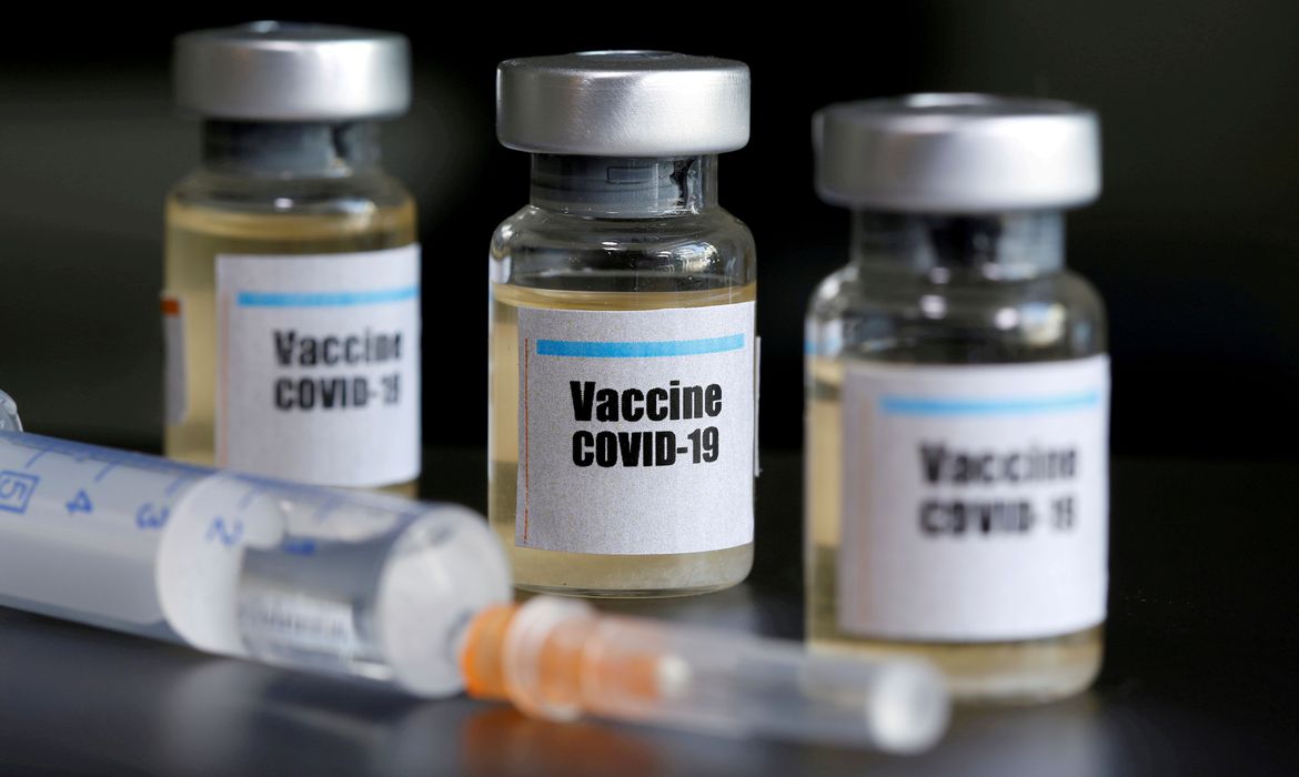 Voo com 2 milhões de doses da vacina de Oxford/AstraZeneca chega ao Brasil